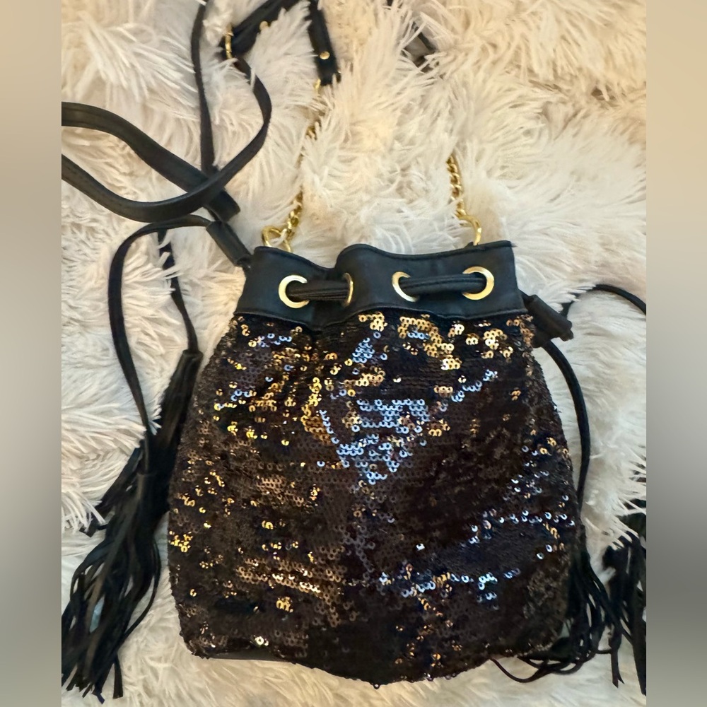 ION Sequin BLACK and GOLD Crossbody Evening Bag
LIKE NEW GENTLY WORN
